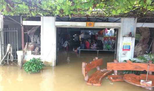 Nước đã tràn vào nhà dân ở xã Quảng Thọ