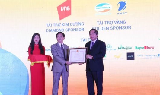Bộ trưởng Bộ TT&TT trao tặng Bằng khen cho Hiệp hội Internet Việt Nam vì đã có nhiều đóng góp cho sự phát triển của Internet Việt Nam thời gian qua