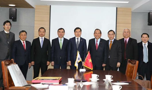 Phó Thủ tướng Trương Hòa Bình hội đàm với  Bộ trưởng Bộ Tư pháp Hàn Quốc Park Sang-ki. (Ảnh Lê Sơn)