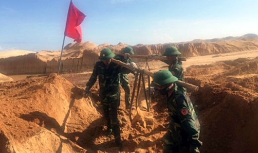 Cán bộ, chiến sĩ Trung tâm Xử lý bom mìn và Môi trường Quân khu 5 thực hiện hủy nổ bom, đạn tồn sót tại Ninh Thuận