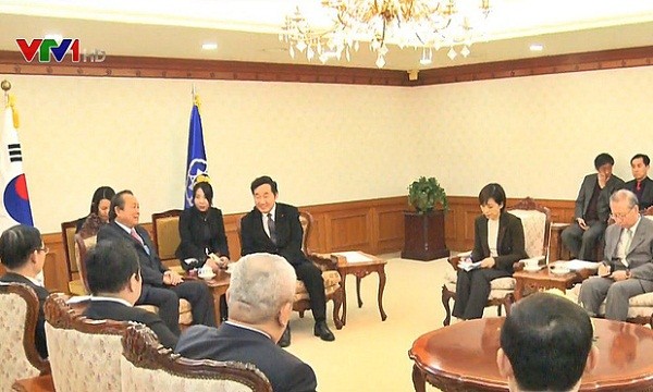 Phó Thủ tướng Thường trực Trương Hòa Bình đã hội kiến với Thủ tướng Hàn Quốc Lee Nak-yeon. Ảnh VTV