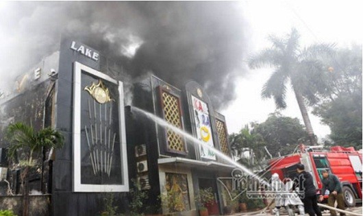 Cháy lớn quán karaoke ở Linh Đàm, khói bốc cao hàng chục mét