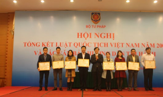 Thứ trưởng Nguyễn Khánh Ngọc tặng Bằng khen cho 8 tập thể tại Hội nghị Tổng kết Luật Quốc tịch Việt Nam