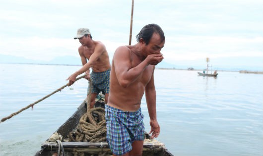 Ngư dân làng Chuồn đánh bắt tại phá Tam Giang