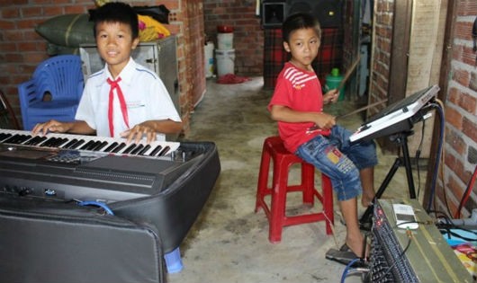 2 anh em Bảo và Phong chơi nhạc tại nhà