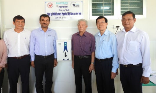 Nguyên chủ tịch nước Trương Tấn Sang (thứ hai tay phải) cùng TGĐ Suntory Pepsico