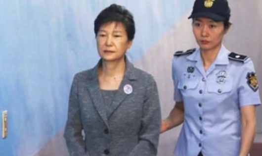 Cựu Tổng thống Park Geun-hye khi bị dẫn ra tòa