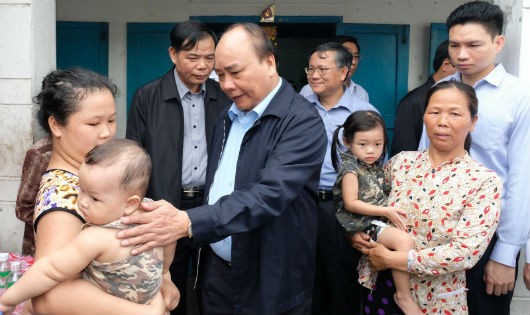 Thủ tướng Nguyễn Xuân Phúc thăm hỏi bà con vùng lũ tâm bão Khánh Hòa 