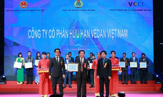 Đại diện công ty Vedan, ông Kuo Ting Hung nhận giải thưởng từ ban tổ chức