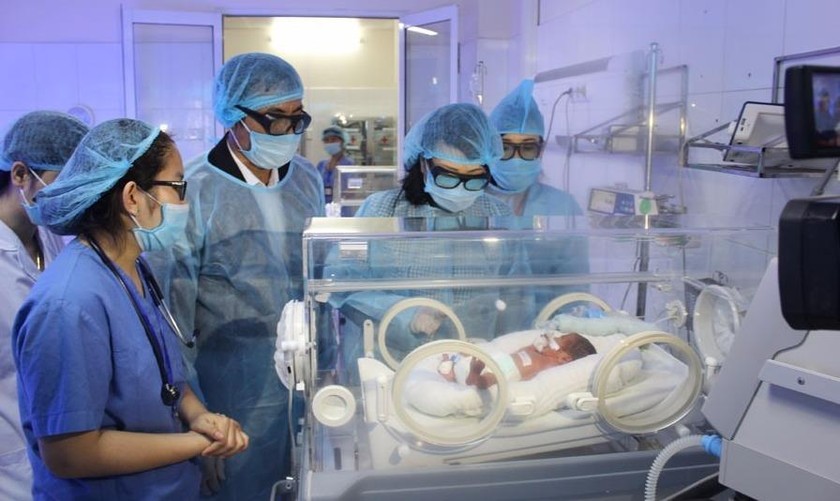 Bệnh nhi sơ sinh được chăm sóc đặc biệt tại Bệnh viện Bạch Mai (Ảnh do Bệnh viện cung cấp)
