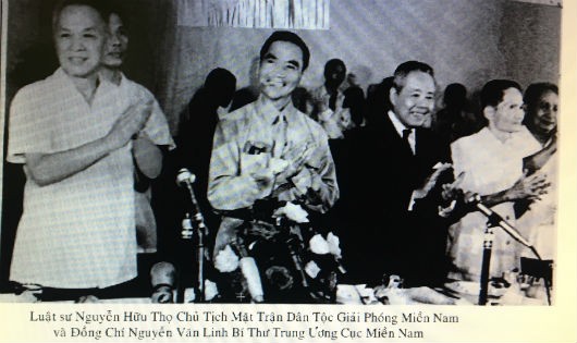 Luật sư  Nguyễn Hữu Thọ, Chủ tịch Mặt trận Dân tộc giải phóng miền Nam  (ngoài cùng bên trái) và  kiến trúc sư Huỳnh Tấn Phát, Chủ tịch Chính phủ CM lâm thời cộng hòa miền Nam Việt Nam
