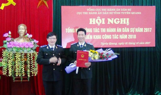 Phó Tổng cục trưởng Tổng cục THADS Mai Lương Khôi trao quyết định cho ông Hứa Đức Hạnh