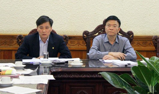 Bộ trưởng Lê Thành Long (phải) chủ trì cuộc họp