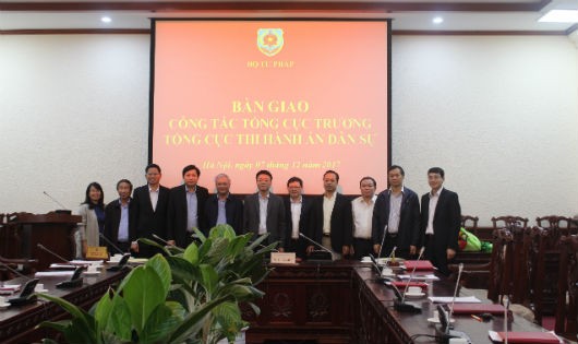 Bộ trưởng Lê Thành Long, Thứ trưởng Trần Tiến Dũng, Phó Bí thư Thường trực Đảng ủy Bộ Nguyễn Kim Tinh và các đại biểu chụp ảnh lưu niệm tại lễ bàn giao