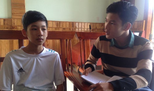 Em Lê Thanh Ân, đang trò chuyện với tác giả bài viết