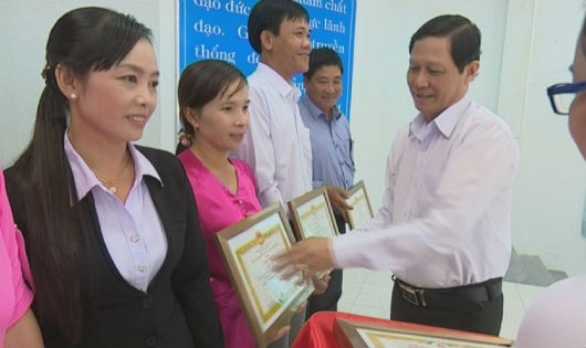 Chị Kiều (thứ 2 từ trái sang) được Chủ tịch UBND huyện Tam Nông tặng thưởng Giấy khen