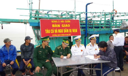Vùng 3 Hải quân bàn giao tàu cá BĐ 98147TS và ngư dân bị nạn