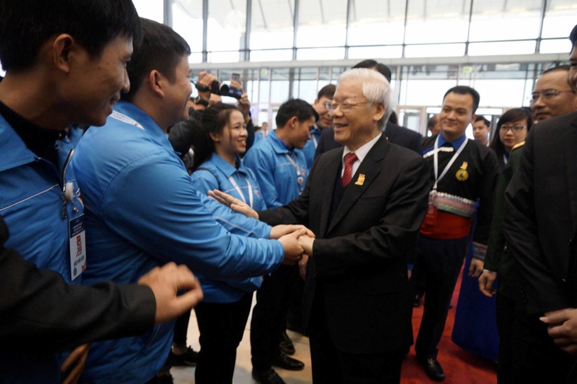 Tổng bí thư Nguyễn Phú Trọng tới dự Đại hội trong sự chào đón của các đại biểu thanh niên.