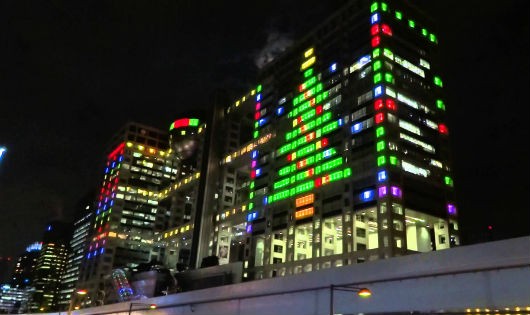 Động mại dâm 18 tầng Fuji ở Hồng Kông (có biểu tượng đèn neon trang trí hình cây thông Giáng sinh) 

