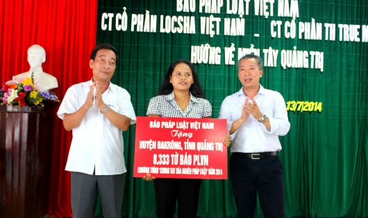 TS. Đào Văn Hội, Tổng Biên tập Báo PLVN (bìa phải) trao tặng sách, báo tại tỉnh Quảng Trị