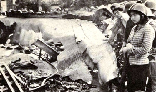 B-52 phơi xác trên đường phố Hà Nội, một trong những tấm ảnh nổi tiếng về trận “Hà Nội - Điện Biên Phủ trên không”