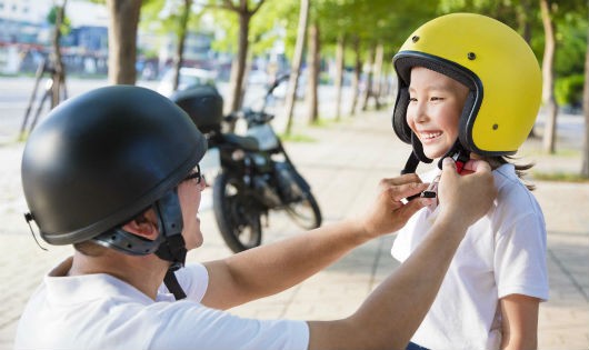 70% trẻ em không được cha mẹ đội mũ bảo hiểm khi tham gia giao thông bằng xe máy và xe đạp điện