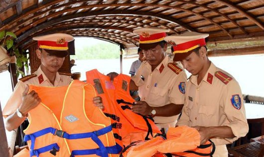 Lực lượng Cảnh sát giao thông đường thủy – Công an TP Cần Thơ kiểm tra các phương tiện cứu sinh trên địa bàn TP Cần Thơ