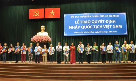 Một buổi lễ trao Quyết định nhập quốc tịch Việt Nam