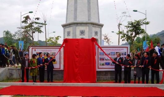Ông Nguyễn Văn Bình cắt băng khánh thành công trình “Cột cờ Lũng Pô - Nơi con sông Hồng chảy vào đất Việt”