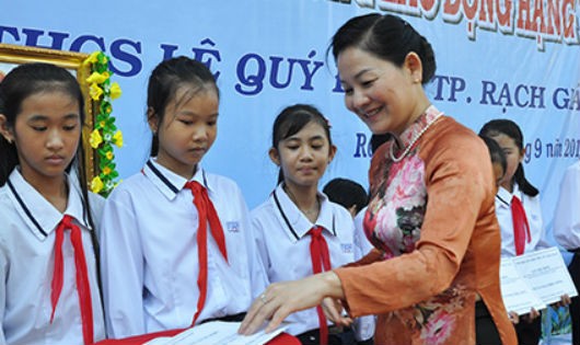 Bà Trần Thị Hương - Phó Chủ tịch Hội Liên hiệp Phụ nữ Việt Nam trong một lễ trao học bổng cho học sinh nữ có hoàn cảnh khó khăn, vượt khó học tốt tại Rạch Giá