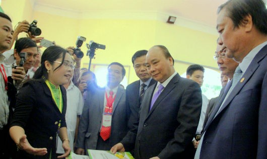 Thủ tướng Nguyễn Xuân Phúc tham quan các gia hàng trưng bày tại Hội nghị Xúc tiến đầu tư Đồng Tháp năm 2017