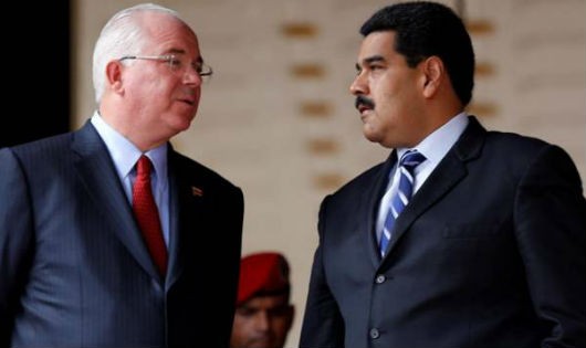 Ông Rafael Ramirez (trái) từ chức theo yêu cầu của Tổng thống Nicolas Maduro