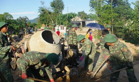 Quân đội giúp dân xây dựng nông thôn mới