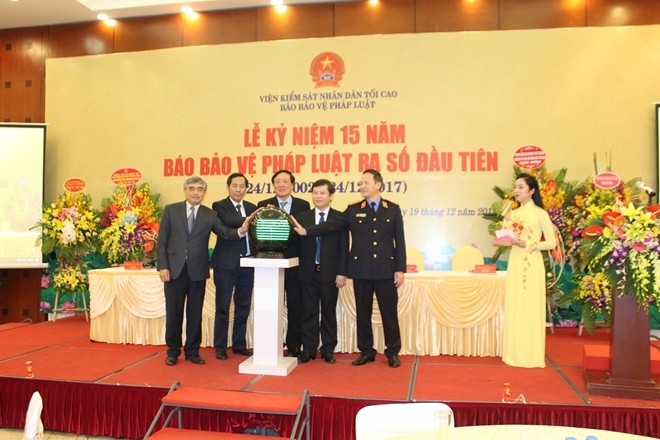 Đồng chí Nguyễn Hòa Bình cùng lãnh đạo VKSNDTC, Ban Tuyên giáo Trung ương, Bộ Thông tin và Truyền thông nhấn nút ra mắt phiên bản mới Báo điện tử Bảo vệ pháp luật