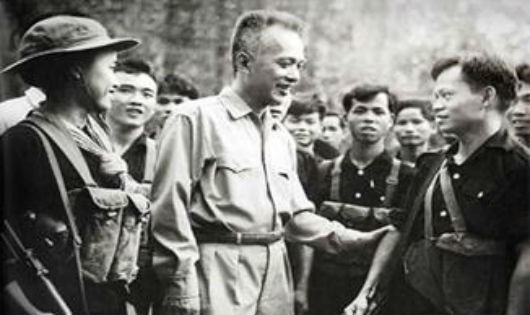 Luật sư Nguyễn Hữu Thọ thăm quân giải phóng tại miền Đông Nam bộ năm 1964