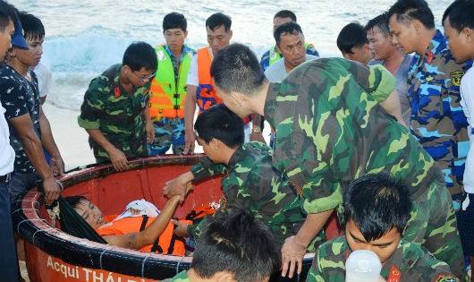 Ngư dân Nguyễn Văn Quả bị tai nạn được cán bộ, chiến sĩ đảo Song Tử Tây vận chuyển lên Bệnh xá đảo