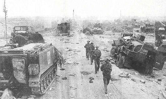 Bộ đội tiến vào Huế, hai bên đường là những vũ khí, phương tiện quân Sài Gòn bỏ lại