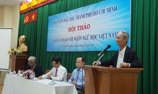 Nhà giáo ưu tú Trần Chút, nguyên chủ tịch Hội ngôn ngữ học TP HCM phát biểu tại hội thảo. Ảnh: Võ Anh Tuấn