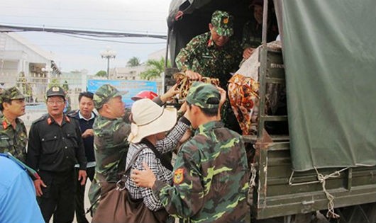 Lực lượng vũ trang Bạc Liêu hướng dẫn, giúp đỡ người dân lên xe quân sự đi tránh bão