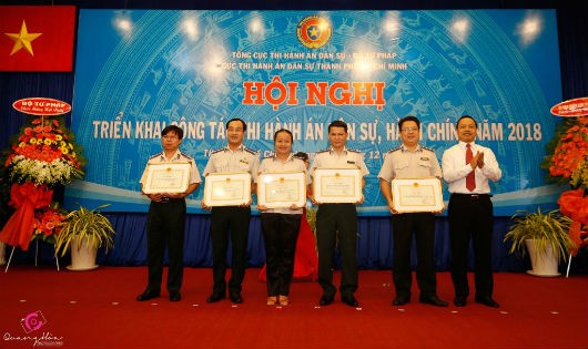 Thứ trưởng Trần Tiến Dũng trao Bằng khen cho đại diện của 5 Tập thể lao động xuất sắc năm 2017