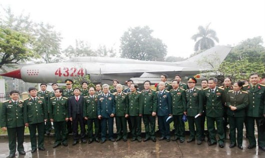 Đại tá, Anh hùng Nguyễn Văn Chuyên (thứ năm hàng thứ nhất từ phải qua) trong ngày máy bay Mig-21 số hiệu 4324 được công nhận là Bảo vật quốc gia