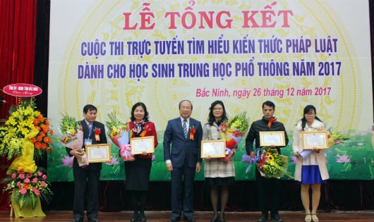 Thứ trưởng Phan Chí Hiếu trao thưởng cho 5 địa phương có thành tích xuất sắc trong tổ chức Cuộc thi