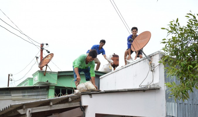 Người dân ở Cà Mau chỉ động chằng chống nhà cửa phòng tránh bão Tembin. Ảnh: Báo Giao thông