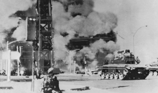 Một căn cứ của Mỹ ngụy ở Sài Gòn bị quân Giải phóng tấn công, đốt cháy. (Ảnh: Tư liệu)