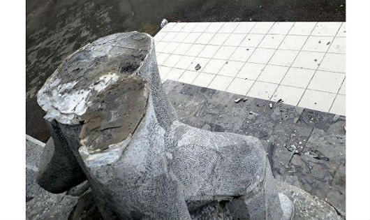 Một bức tượng nằm trong quần thể năm tượng Chiến thắng Bắc Kạn, tổng kinh phí 4,5 tỷ đồng hoàn thành vào đầu năm 2015 bất ngờ gãy đôi và đổ xuống gây thương tích cho một bé trai