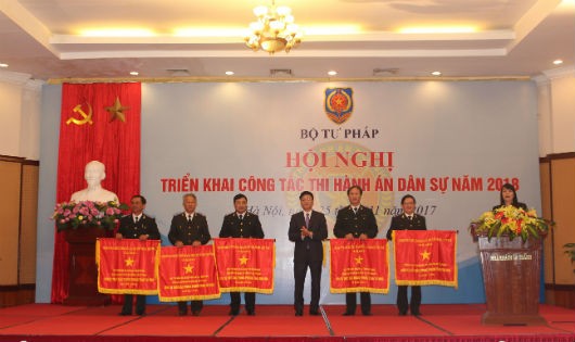 Bộ trưởng Lê Thành Long trao Cờ Chính phủ cho các đơn vị có thành tích xuất sắc tại Hội nghị triển khai công tác THADS 2018