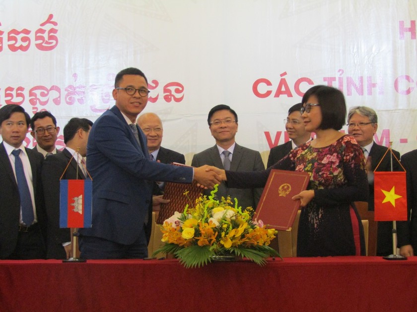 Đại diện Bộ Tư pháp Việt Nam và Bộ Tư pháp Campuchia ký kết Chương trình hợp tác năm 2017 - 2018