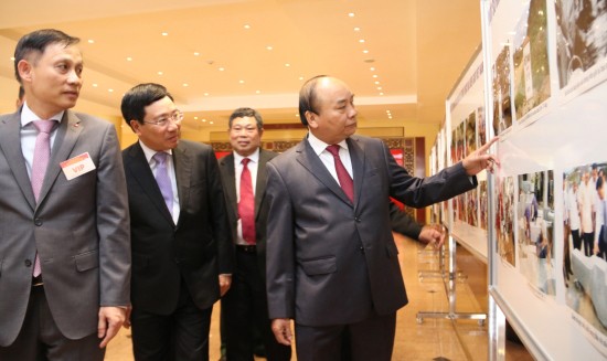 Thủ tướng Nguyễn Xuân Phúc xem hình ảnh giới thiệu khái quát quá trình tăng dày, tôn tạo hệ thống mốc quốc giới Việt Nam - Lào. Ảnh: Báo Biên phòng