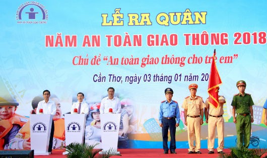 Lãnh đạo Thành ủy, UBND TP Cần Thơ phát lệnh ra quân Năm An toàn giao thông 2018
