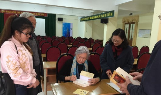 Bà Trần Tố Nga kí tặng sách cho sinh viên